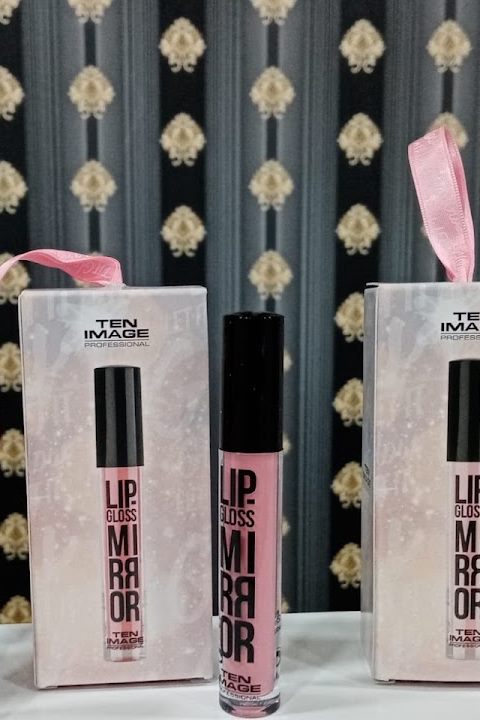 Gloss de labios Ten Image en el mostrador de Moníssima, con el papel pintado damasco del centro