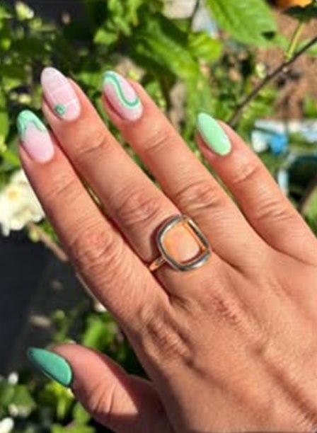 Manicura con diseño en verde menta y rosa hecha en Moníssima